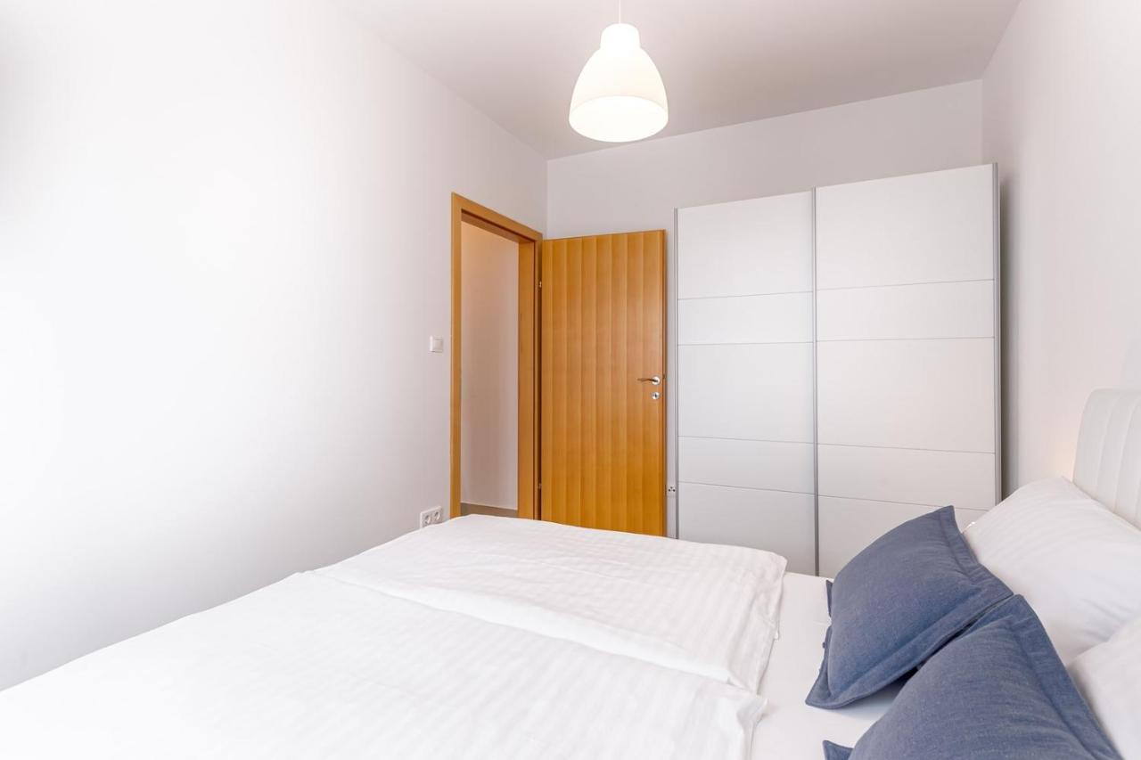 Apartments Rina Малинска Экстерьер фото