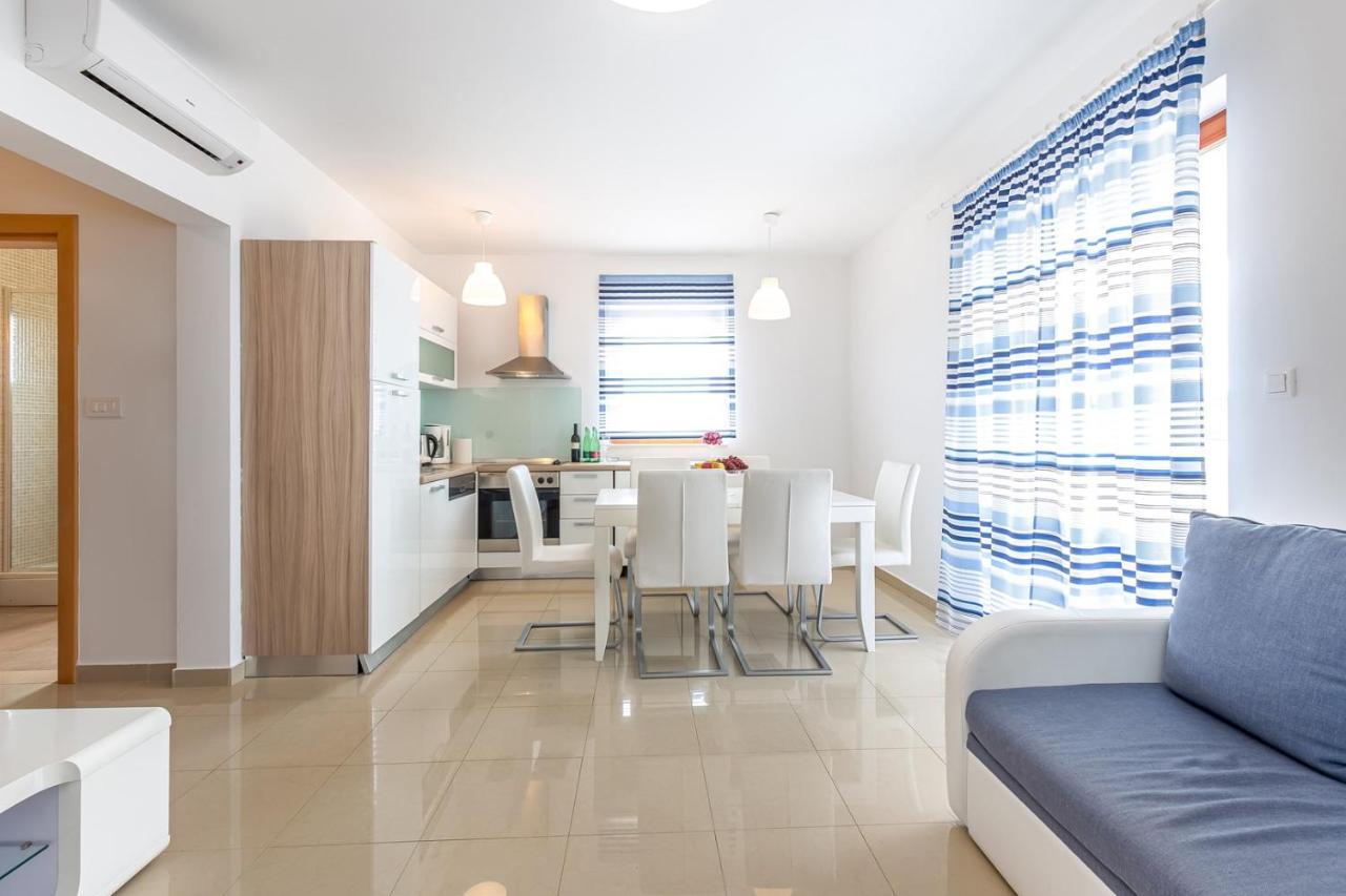 Apartments Rina Малинска Экстерьер фото